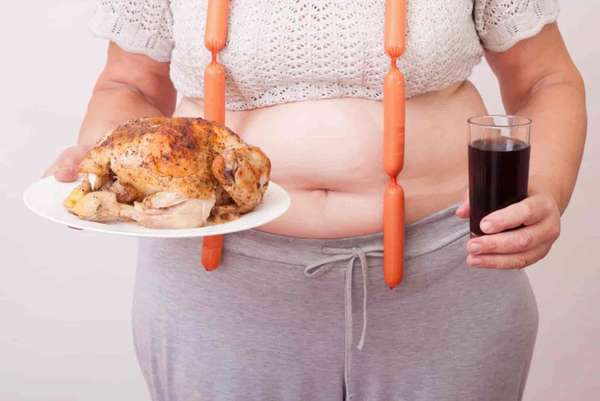 Как избавиться от булимии самостоятельно Фото женщины с курицей