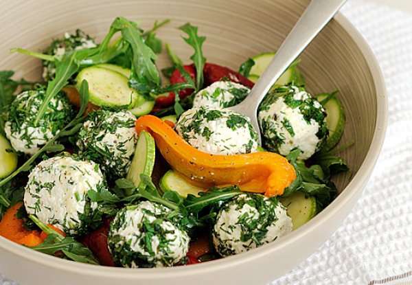 Салат из сырых овощей и брынзы
