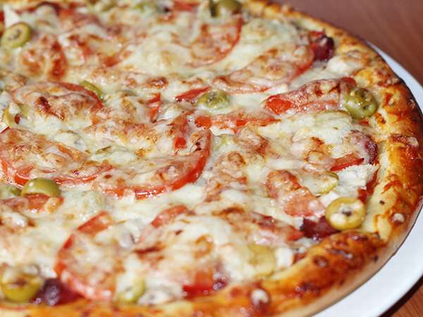 Фото: Пицца с курицей и помидорами