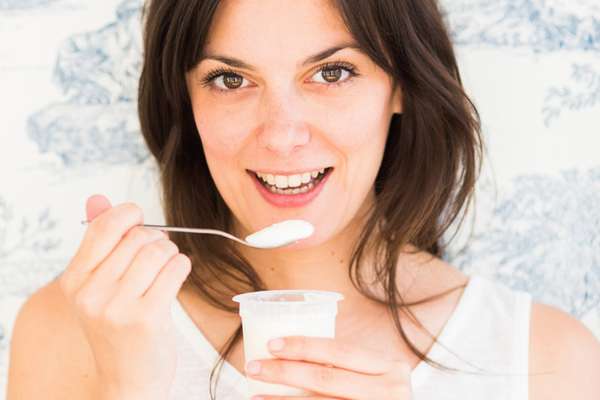 Девушка с йогуртом -Какие предпочтения в еде