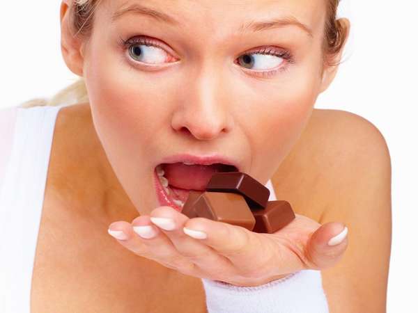 Девушка ест шоколад - Булимия - симптомы и лечение