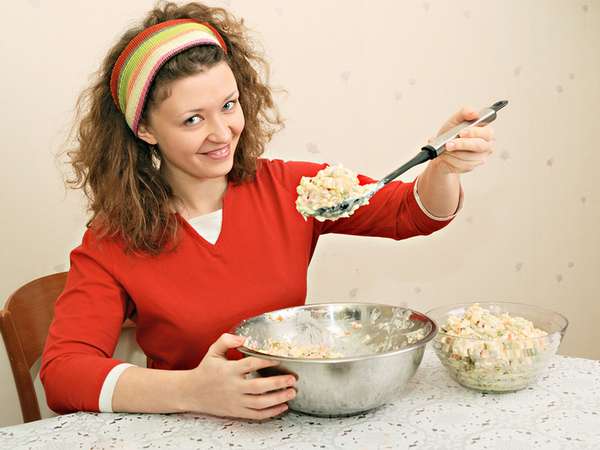 Фото: Как избавиться от переедания раз и навсегда. Девушка с салатом.