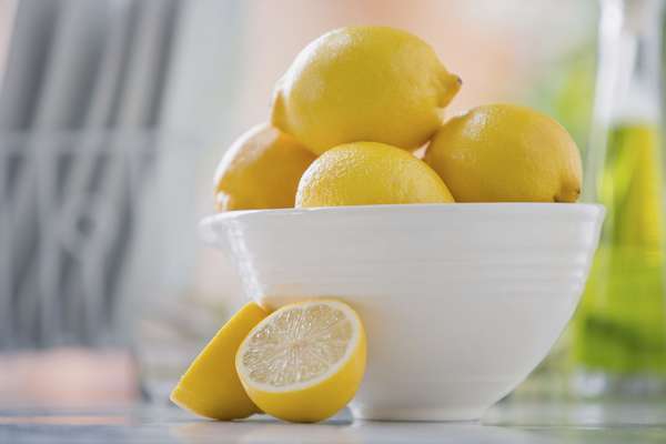 Лимоны в чашке