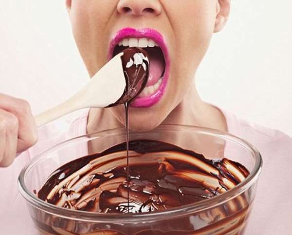 Выход из шоколадной диеты -девушка с шоколадом
