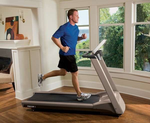 Миф 1: Занятия на беговой дорожке оказывают меньше давления на колени в отличие от бега по асфальту