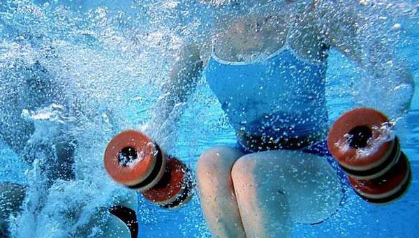 Упражнения для ног в бассейне
